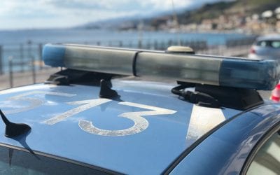 Ruba in casa, fugge e si nasconde in un bar: 58enne arrestato