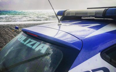 Minacce e aggressione ad amministratori comunali per distribuire acqua con autobotte in un lido