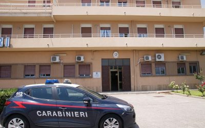 Evade dai domiciliari e tenta estorsione a due commercianti, 57enne arrestato