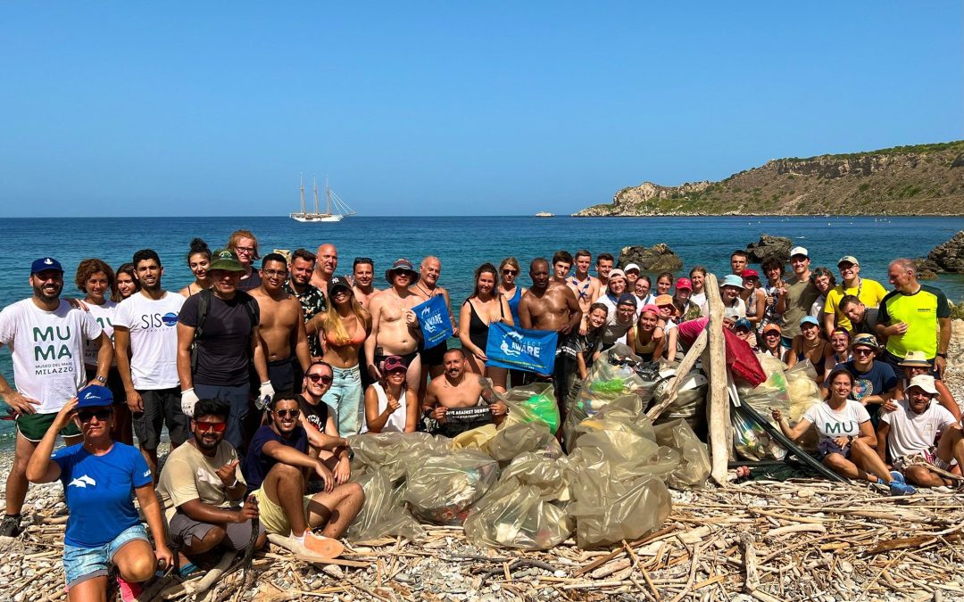 Volontari di oltre 10 parti del mondo ripuliscono spiaggia “Tre Pietrazze” nella baia di Sant’Antonio a Capo Milazzo
