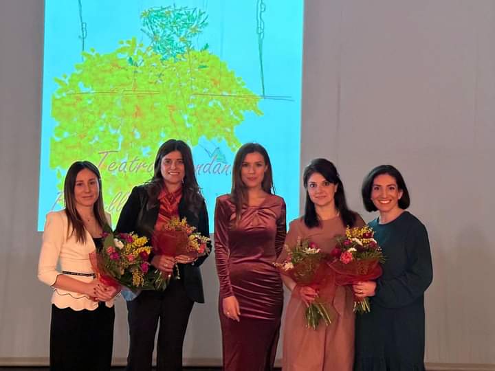 Barcellona PG. Grande successo per l’evento “L’otto per essere donna” in un Teatro Mandanici gremito di giovani