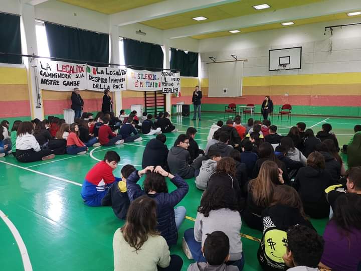 Barcellona PG. Gli alunni della Secondaria dì 1° grado “Foscolo” incontrano i rappresentanti del Commissariato P.S. della città 