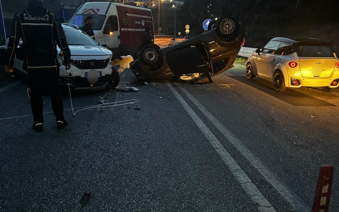 Messina. Investimento di due auto prima della S. Jachiddu con capottamento: due feriti