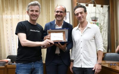 Montalbano Elicona set di ‘Santo Cielo’ di Ficarra e Picone, targa in argento del sindaco Todaro