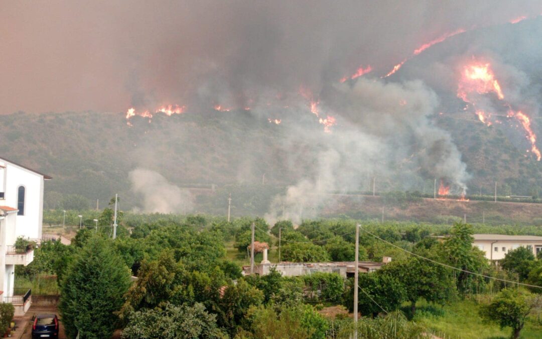 Oliveri nella morsa delle fiamme, Iarrera: “Evacuare tutto il paese”