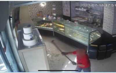 Terme Vigliatore. Folle raptus in un bar, 60enne sfascia vetrine, porta d’ingresso, banchi e registratore