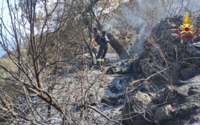 Filicudi. A fuoco un’area di tre ettari di vegetazione, intervento VVF