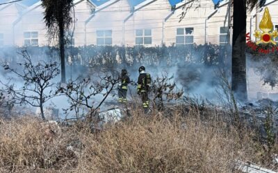 Messina. Incendio in zona industriale, intervento vigili del fuoco