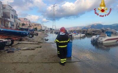 Fusto con sostanze non identificate in spiaggia e incendio interfaccia abitato di Mili San Marco, interventi dei Vigili del fuoco