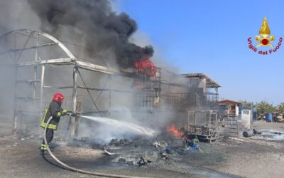 Milazzo. Incendio in deposito di bevande, intervento dei VVF