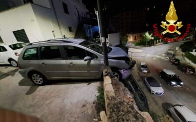 Auto si schianta contro il muro, in bilico a 10 metri d’altezza
