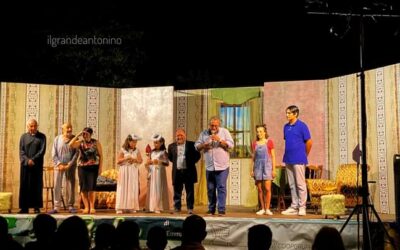 Barcellona PG. Quei due “Angeli Traghettatori” che fan sorridere e riflettere… “Buona la Prima” per la “Petrolini” a Gala 