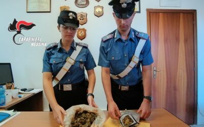Telefona alla moglie per disfarsi della marijuana prima dell’arrivo dei Carabinieri, arrestato per detenzione di oltre 1.650 dosi di droga