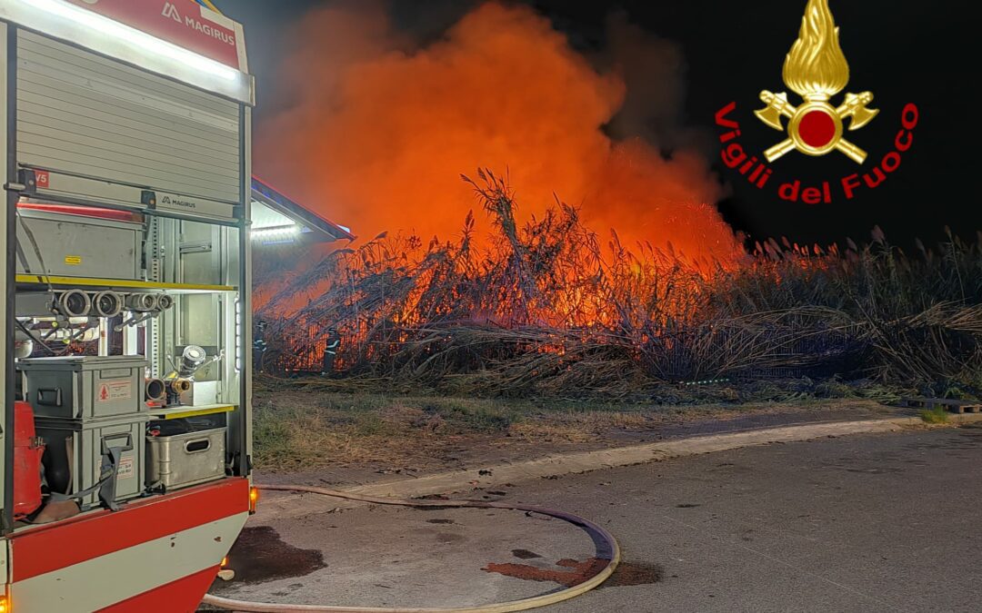 Milazzo, vasto incendio a Ciantro lambisce attività e rifornimento carburanti
