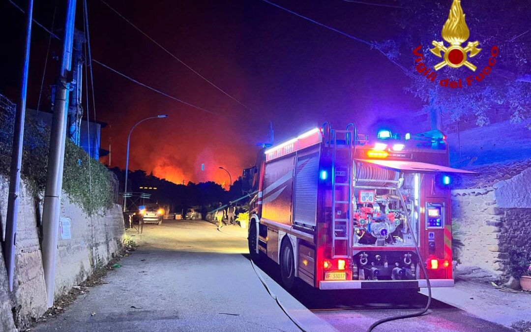 Incendi da Barcellona PG al confine palermitano, sul campo 105 unità Comando VF
