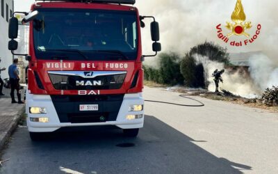 Barcellona PG. Incendio in area artigianale, domate fiamme e bonifica