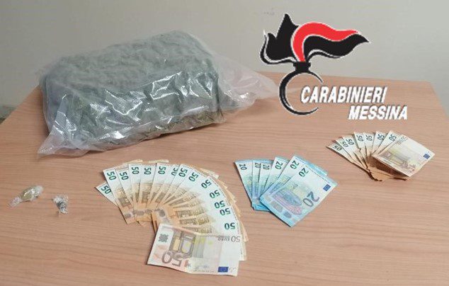 In giro senza patente e con oltre un 1 Kg di droga, giovane pusher arrestato