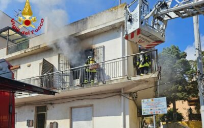 Scoppia bombola, incendio in casa: soccorsi anziani