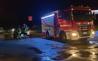 Barcellona PG. Auto in fiamme vicino al Lidl, intervento dei VdF