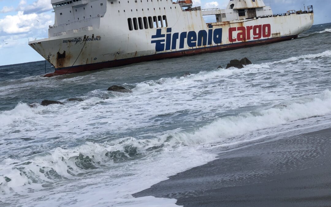 Rometta. Traghetto in disarmo rompe le cime di rimorchio e si arena sulla costa