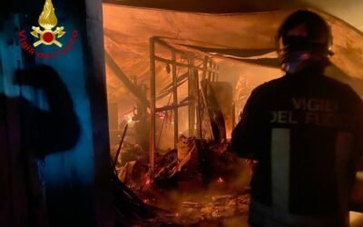 Incendio in capannone, a fuoco mezzi agricoli, autovetture, ciclomotori e bombole