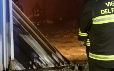 Messina. Incendio in capannone a Contesse, intervento dei Vigili del fuoco