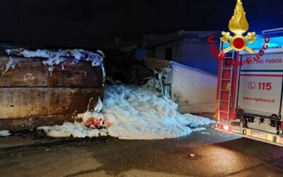 Messina. Incendio di rifiuti in baracca, intervento Vigili del Fuoco