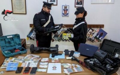 Nascondevano droga in un forno, trovati oggetti di valore e 1.100 euro di ‘Gratta e vinci’: 3 giovani arrestati