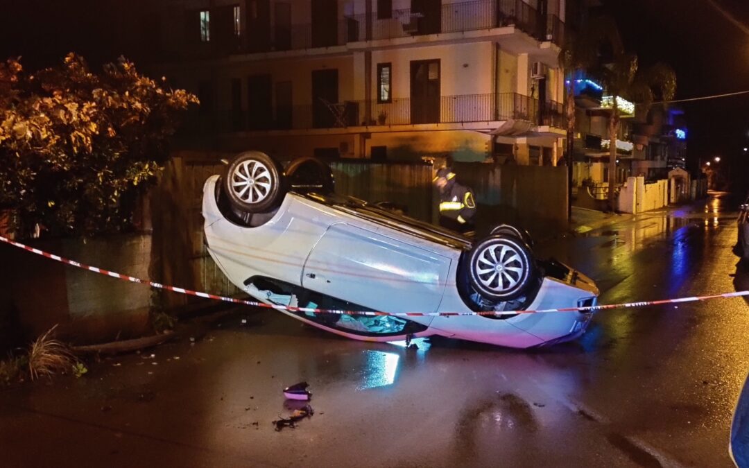 Barcellona PG. Si ribalta auto in via del Mare, incidente autonomo