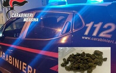Bloccato mentre usciva di casa con droga, 25enne arrestato