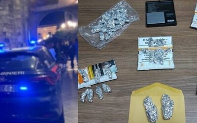 Girava sulla moto per ‘piazzare’ dosi di marijuana: 42enne arrestato