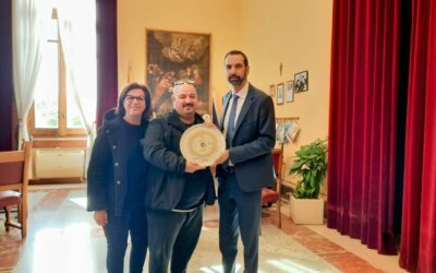 Il Maestro Pizzaiolo di Casa Sanremo Enzo Piedimonte, omaggia il sindaco di Messina Federico Basile del Piatto Ufficiale dell’Edizione 2024