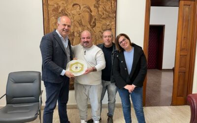 Milazzo. Il famoso pizzaiolo Enzo Piedimonte di Casa Sanremo omaggia il sindaco Midili del Piatto Ufficiale Edizione 2024
