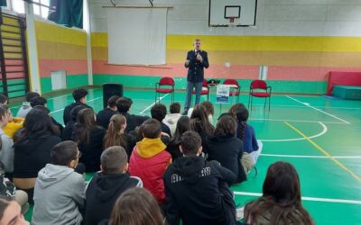 Barcellona PG. Il vicequestore Rugolo e l’ispettore Cianciolo hanno incontrato gli alunni della Secondaria di 1° grado “Foscolo”