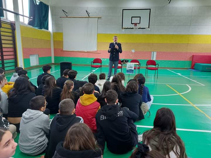 Barcellona PG. Il vicequestore Rugolo e l’ispettore Cianciolo hanno incontrato gli alunni della Secondaria di 1° grado “Foscolo”