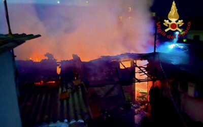 Messina. Incendio nelle baracche di Fondo Pugliatti