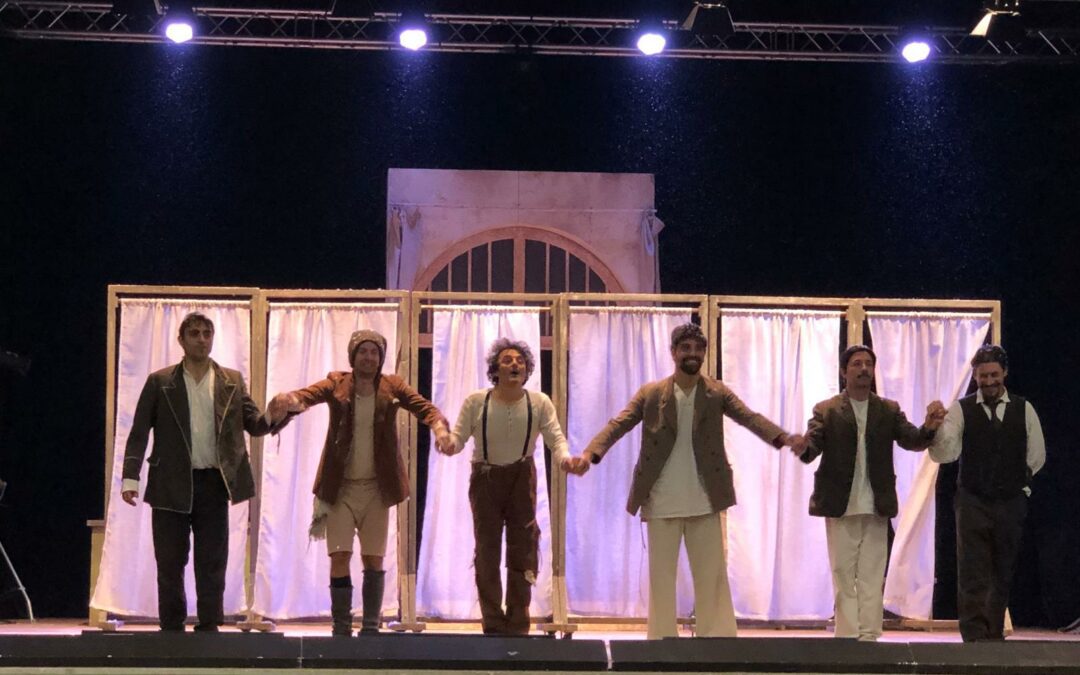 Pace del Mela. Grande successo per lo spettacolo di Antonio Grosso “Una Compagnia di Pazzi” al Teatro del Mela 