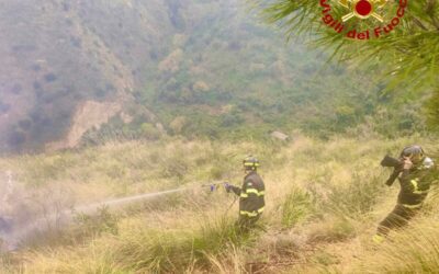 Incendio interfaccia a S. Stefano di Camastra lambisce case
