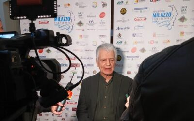 Fabrizio Bentivoglio incanta il teatro Trifiletti con il suo monologo “Piccolo almanacco dell’attore”, oggi protagonisti della giornata Lino Banfi e Michele Riondino