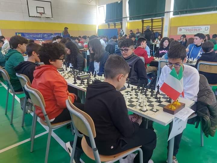 Barcellona PG. Grande successo all’IC “Foscolo” della Fase Provinciale dei Campionati Studenteschi di Scacchi, 40 squadre e ben 180 scacchisti nella Palestra-Auditorium 