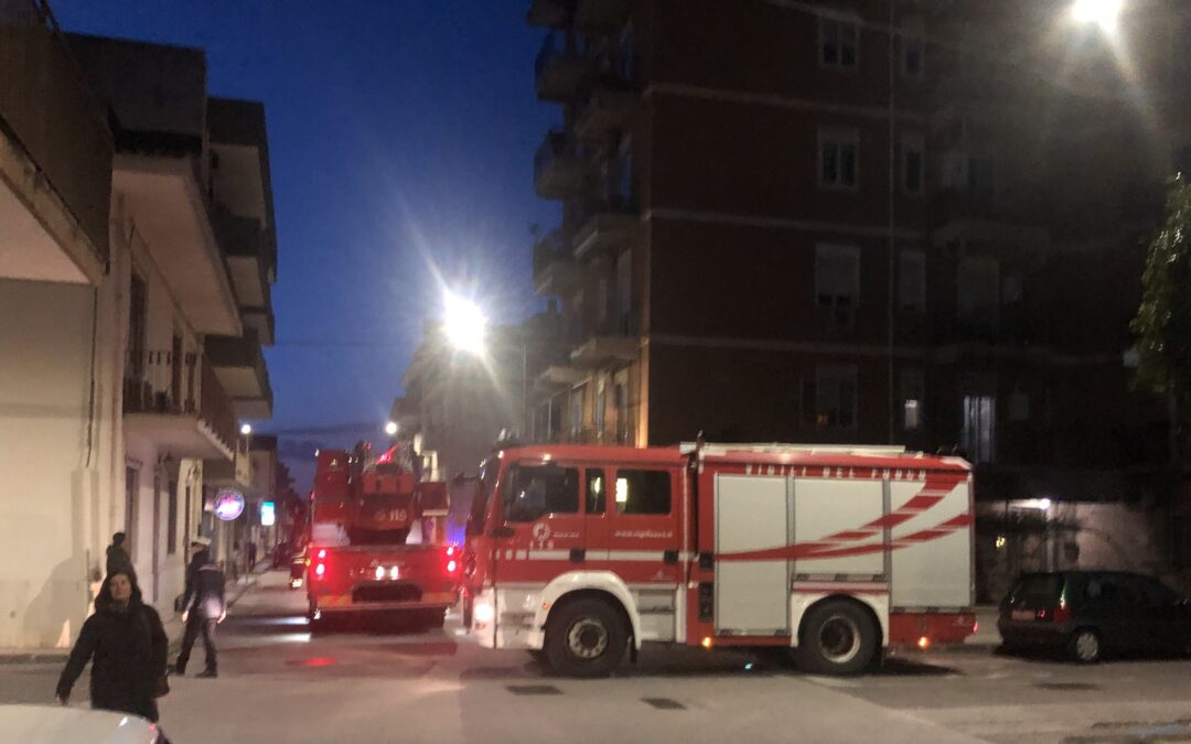 Rometta Marea. Crollano pezzi di cornicione, nessun ferito