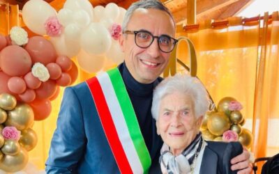 Pace del Mela. Festeggiati a Giammoro i 100 anni di nonna Maria, targa e rose rosse dal Sindaco Mario La Malfa