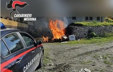 Sorpreso a bruciare rifiuti vicino abitazioni, denunciato giovane straniero