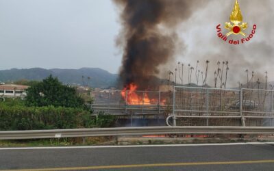 A20, vasto incendio a ridosso dell’autostrada tra caselli Milazzo e Barcellona PG