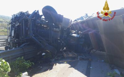 Tragedia su A20, si ribalta Tir: morto conducente