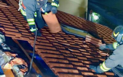 Incendio su un tetto di casa, nessun intossicato o ferito