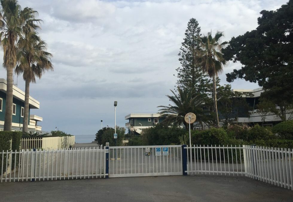 Rometta Marea. I cittadini gridano vittoria! Importante sentenza del TAR: il complesso Cadibes deve consentire il pubblico passaggio per il mare