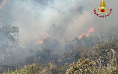 Messina. Vasto incendio nelle colline di Pezzolo