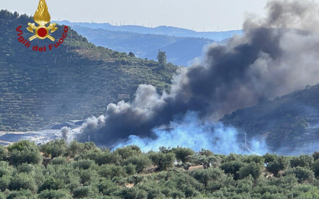 Mazzarà Sant’Andrea, ampio incendio in discarica: interventi di canadair ed elicottero VF. Indagini batteriologico, chimico e radioattività