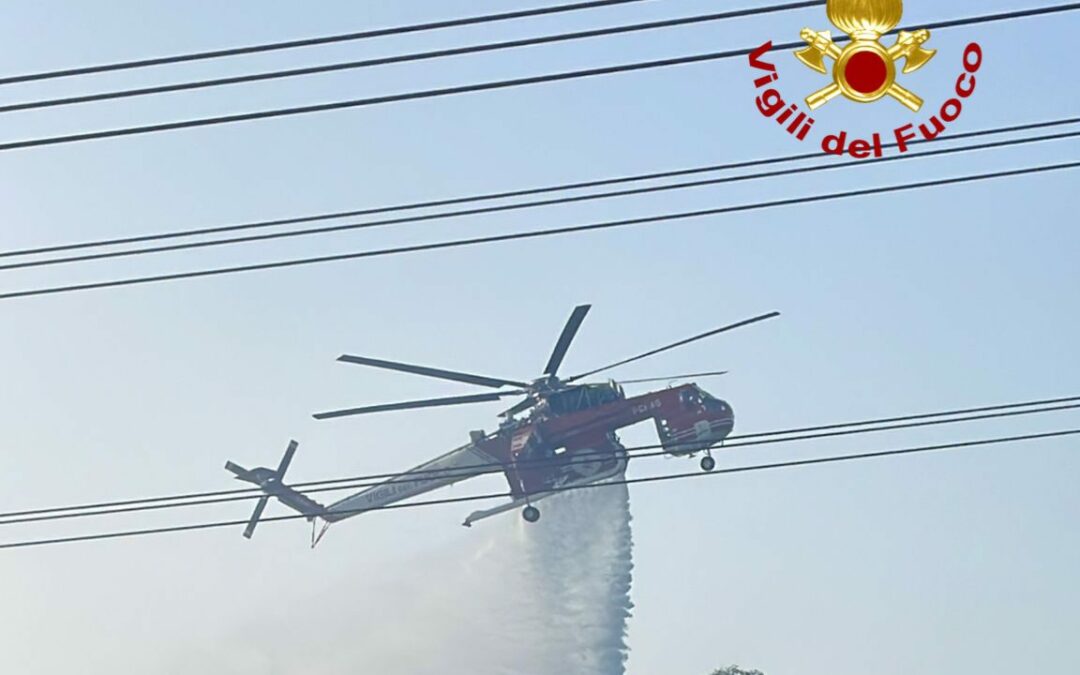 Messina, vasto incendio di sterpaglie a Salice